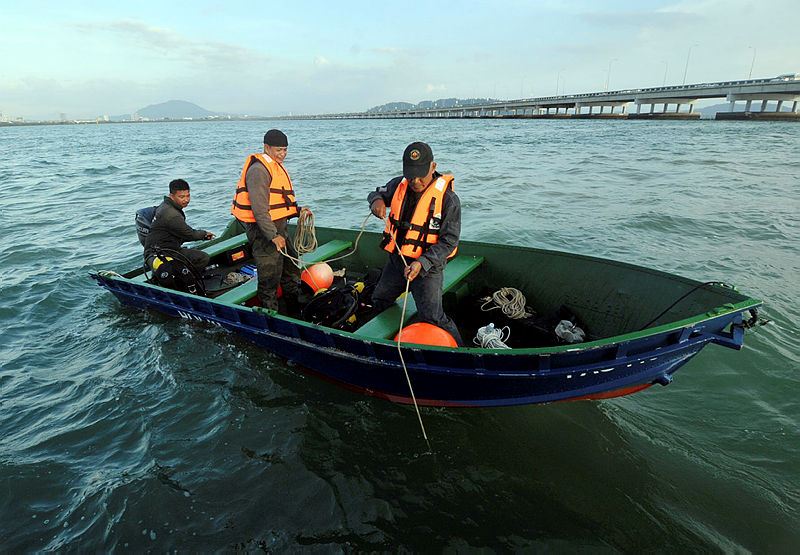 The police’s marine unit during the search and rescue operations, on Jan 21, 2019. — Bernama