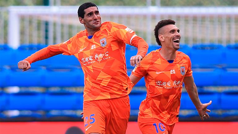 Marouane Fellaini (left) of Shandong Luneng celebrates with teammate Moises after Fellaini scored against Dalian Pro during their Chinese Super League (CSL) football match in Dalian in China’s northeastern Liaoning province on July 26, 2020. Fellaini, who spent three weeks in hospital with the COVID-19 coronavirus, scored a hattrick of headers in less than 10 minutes to give Shandong Luneng a 3-2 victory over Rafa Benitez’s Dalian Pro. – AFPPIX