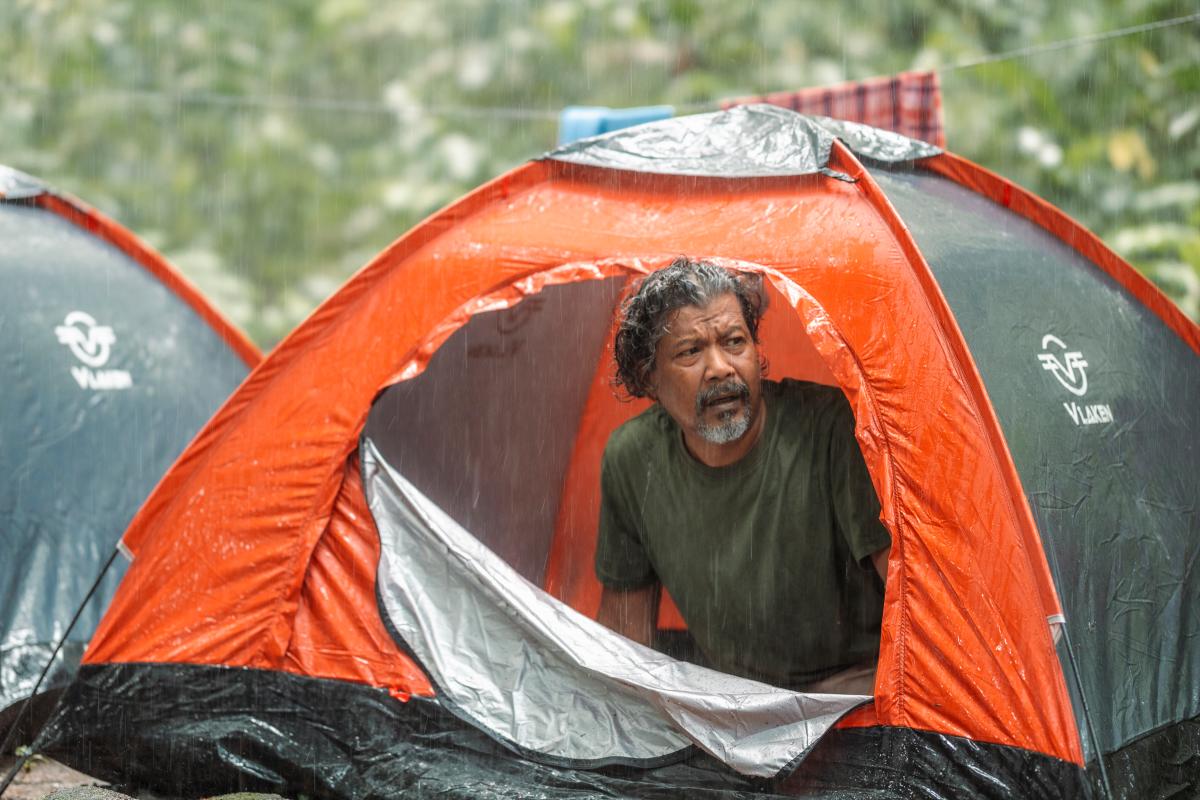 Pak Anas (Namron) brings grounded humour as the group’s unpredictable character. $!Pak Anas (Namron) brings grounded humour as the group’s unpredictable character.