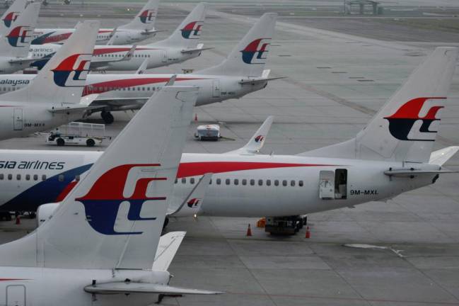 Mahathir says received 5 proposals for ailing Malaysia Airlines