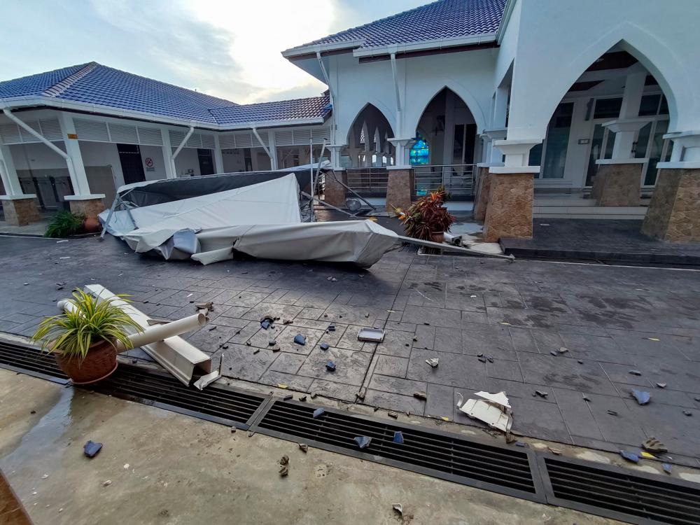 12.04.2022 - The condition of Masjid Jamek Bahau after the storm and heavy rain yesterday afternoon. Credit: Facebook/Masjid JAMEK PEKAN BAHAU