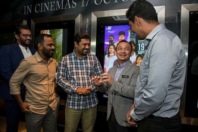 Education Minister Dr Maszlee Malik (2nd R) with the crew from the Tamil film ‘Raatchasi’, producer S. Prabhu (R), Director S. Gowthamraj (3rd L), and script-writer R. Saravanan (2nd L), at the premiere of the film in Setia Walk, Puchong, on Sept 30, 2019. — Bernama