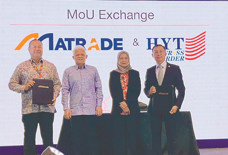 Hazimah (second from right) at the MoU signing ceremony between Matrade and HYT Cross Border.