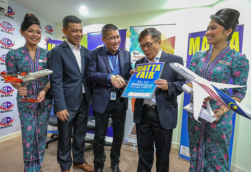 Matta CEO Phua Tai Neng (2nd R), and MAS Group chief revenue officer Ignatius Ong (3rd L) pose for a photo, on March 11, 2019. — Sunpix by Amirul Syafiq Mohd Din