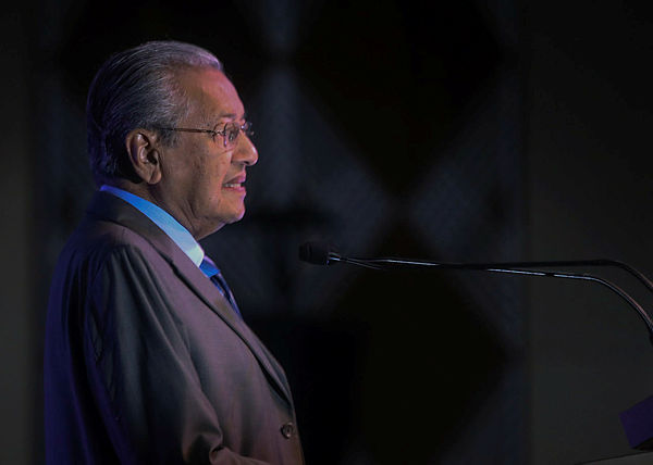 Dr M joins Malaysians in London Raya do