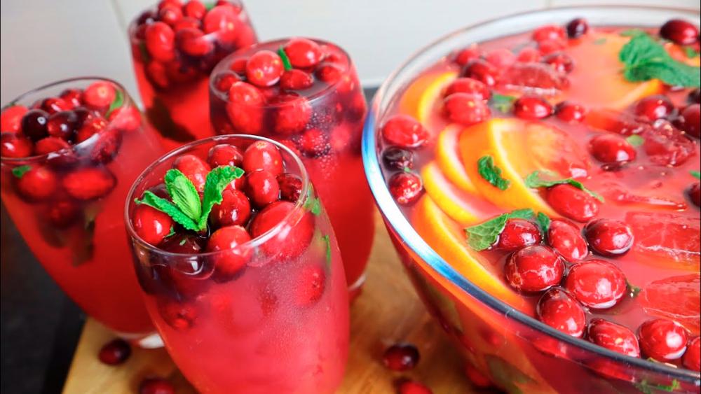 $!Cranberry punch adds cheer to Christmas celebrations. – PIC FROM YOUTUBE @JODYCOOKING