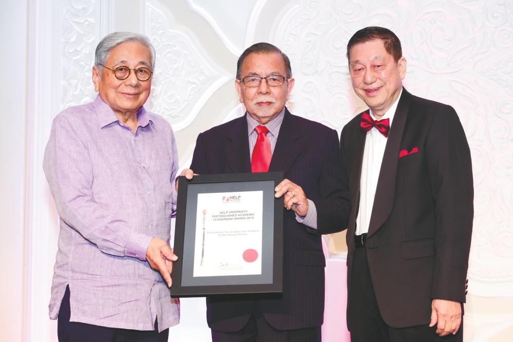 Abu Hassan (centre) receiving the inaugural Distinguished Academic Leadership Award 2019 from Chan (right) and Help University chancellor, Datuk Paul Leong.