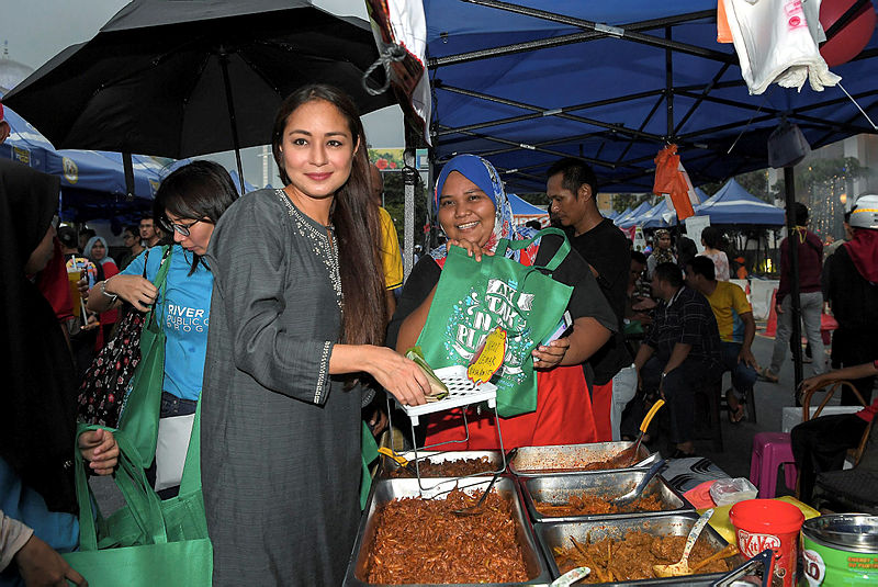 Maya Karin (L) at the Green Ramadan Campaign (GRC) at the Kampung Baru Ramadan Bazaar yesterday. — Bernama