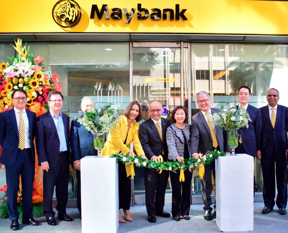 Chong (fifth from left), Maybank Philippines chairperson Fauziah Hisham and Maybank group chief strategy officer and CEO of international business Michael Foong together with Maybank group’s management, Maybank Philippines’ board members and management officiating the opening of the first Maybank Premier Centre in the Philippines.
