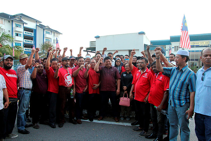 Johor Bersatu chief Mazlan Bujang, posts with his supporters after lodging a report at the Bandar Dato Onn police station, on Aug 24, 2019. — Bernama