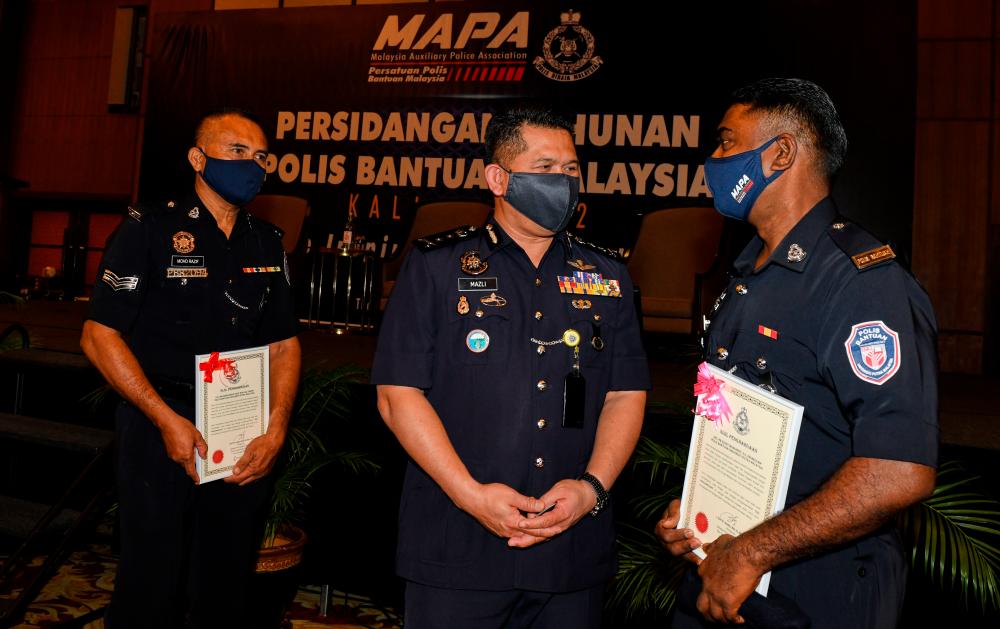 Bukit Aman Crime Prevention and Community Safety Department (JPJKK) deputy director Datuk Mazli Mazlan (middle). BERNAMApix
