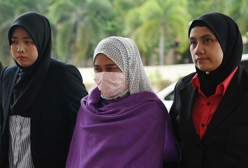 Mazuin Zulkifli (C) is led to the sessions court in Kuantan, on March 29, 2019. — Bernama
