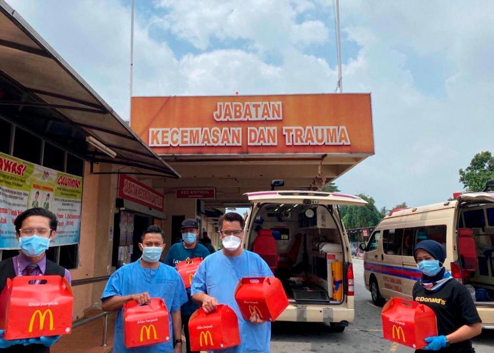 McDonald’s crew members handing over food to frontliners at Tuanku Ja’afar Hospital in Seremban.