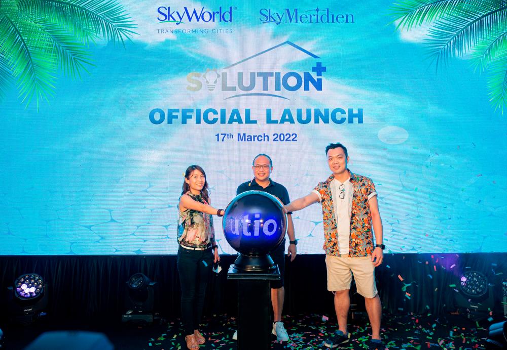 From left: SkyWorld head of customer advocacy Christy Yeap, Lee and head of brand communication Leonard Tan launching Solution+