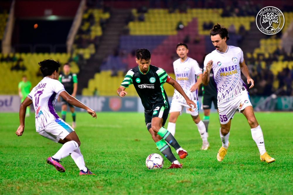 Sekitar aksi-aksi separuh masa kedua perlawanan antara Melaka United FC dan Sri Pahang FC pada saingan Liga Super malam tadi. Kedua-dua pasukan terpaksa berpuas hati apabila terikat 2-2. Kredit: Facebook/Melaka United Football Club