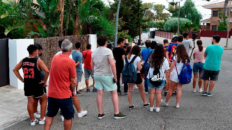 Fans gather outside the home of Lionel Messi in Barcelona on Monday. – AFPPIX