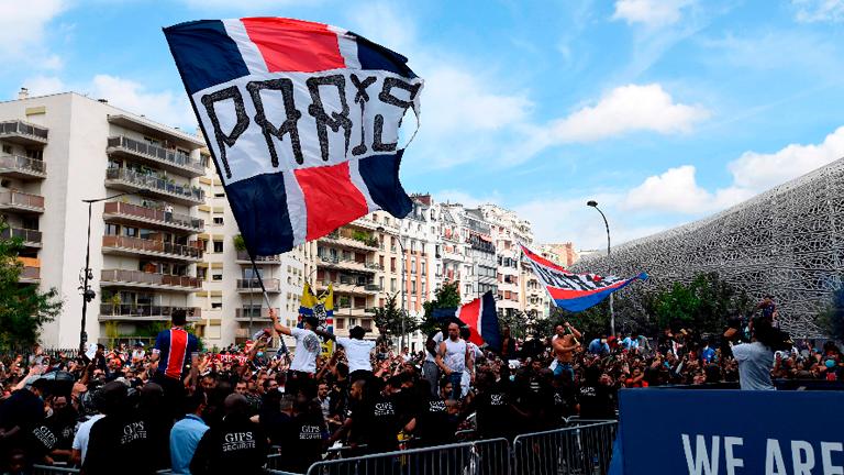 Paris Saint-Germain’s supporters gather outside the Parc des Princes stadium where the club’s newly recruited Argentinian forward Lionel Messi is attending his first official press conference as PSG player in Paris on Wednesday. – AFPPIX