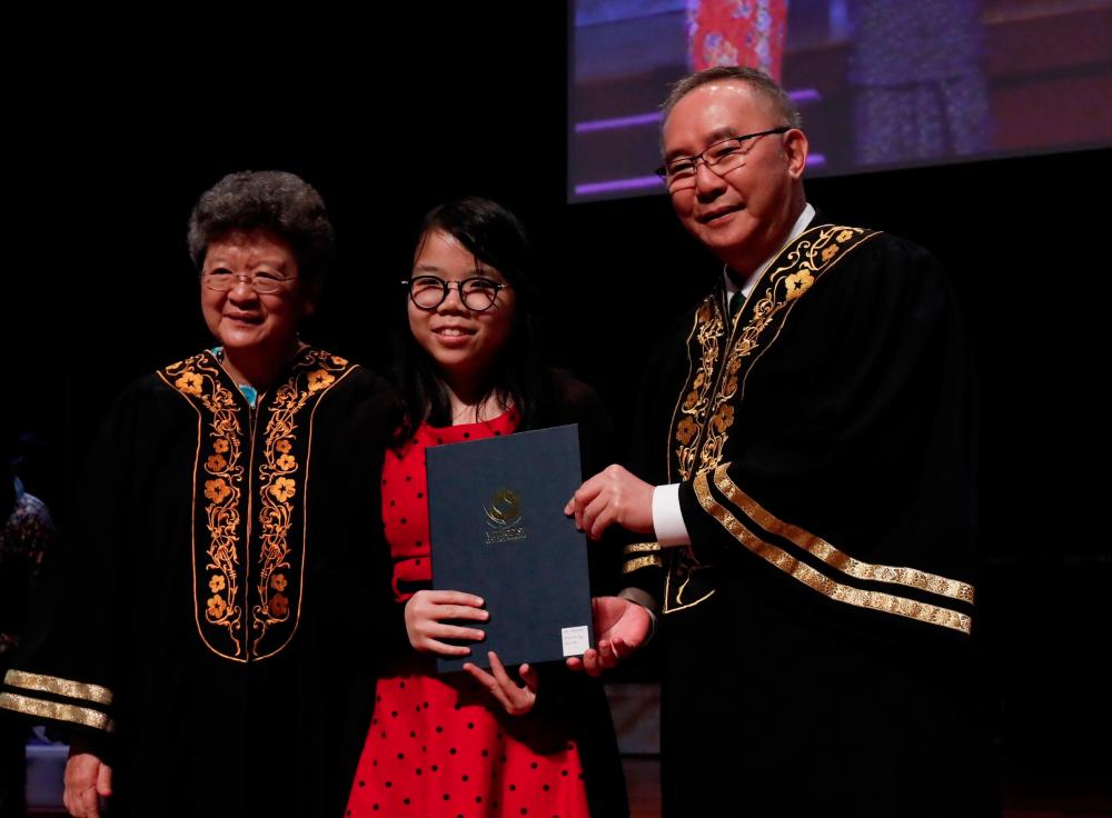 Lai (left) and Tan with Yong (centre) who received the outstanding scholars award. SUNPIX by ASHRAF SHAMSUL