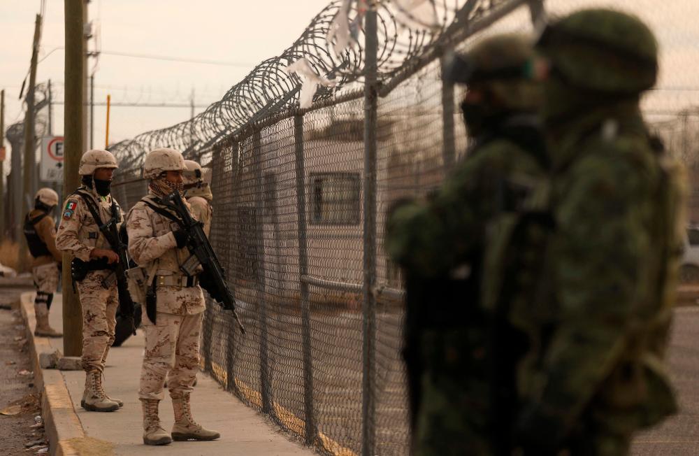 Members of the Mexican Army secure an area outside the prison of Ciudad Juarez number 3 after an attack in Ciudad Juarez, Chihuahua state, on January 1, 2023. AFPPIX