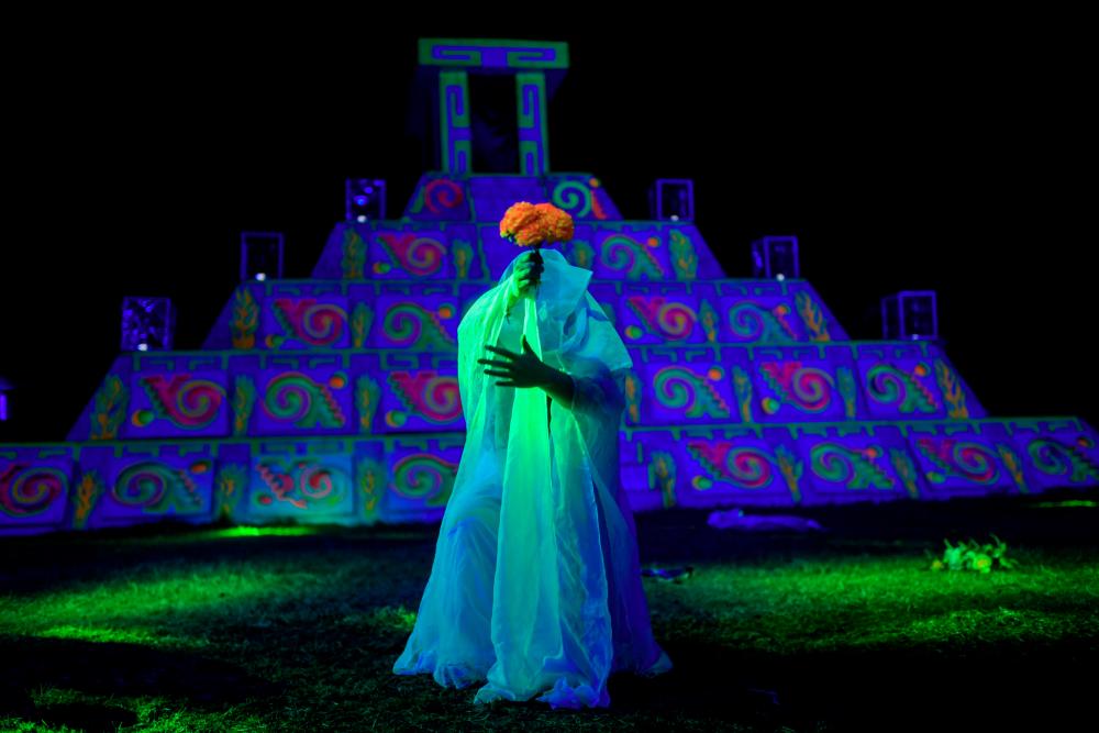 Actress Nayeli Cortez performs in the La Llorona folk play, at the Cuemanco pier in the “chinampas” of Lake Xochimilco, small artificial islands and causeways created by the Aztecs in wetlands, in southern Mexico City, on October 18, 2020, amid the COVID-19 novel coronavirus pandemic. / AFP / Pedro PARDO