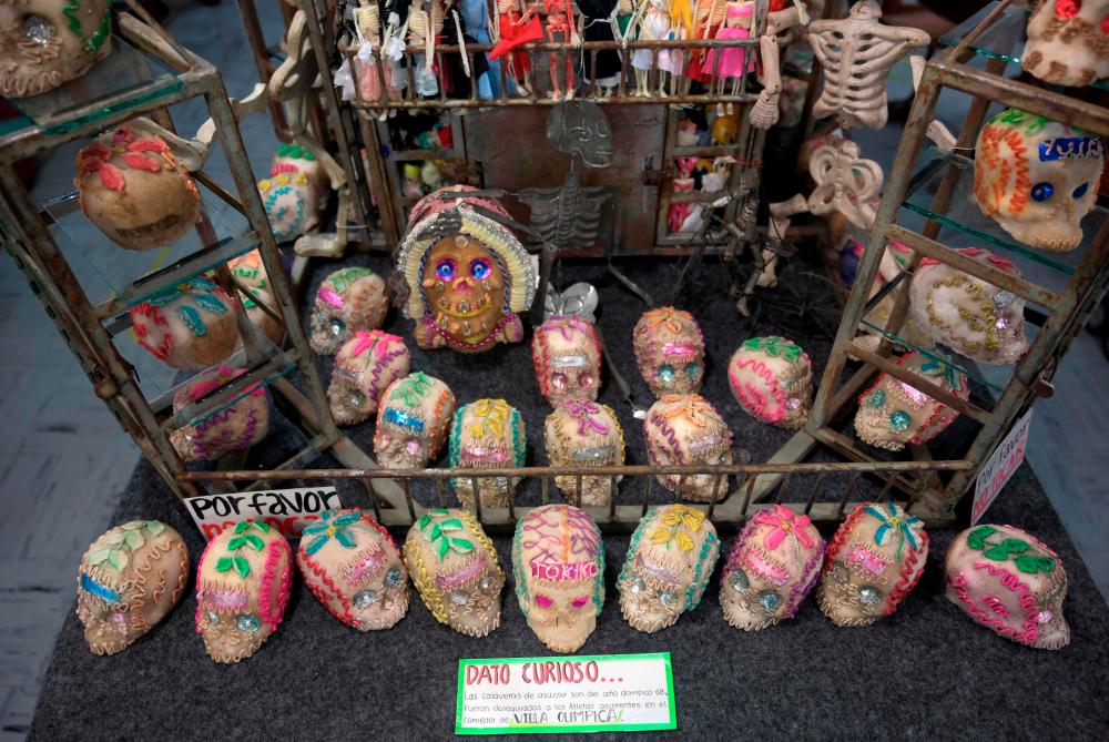 $!View of sugar skulls, a common gift for children and decoration for the “Day of the Dead”, at the “Museo del Juguete Antiguo México” in Mexico City on October 20, 2020. The collection of skulls is from 1968 and were made as gifts for the different sports delegations that participated in the 1968 Mexico Olympic Games. / AFP / ALFREDO ESTRELLA