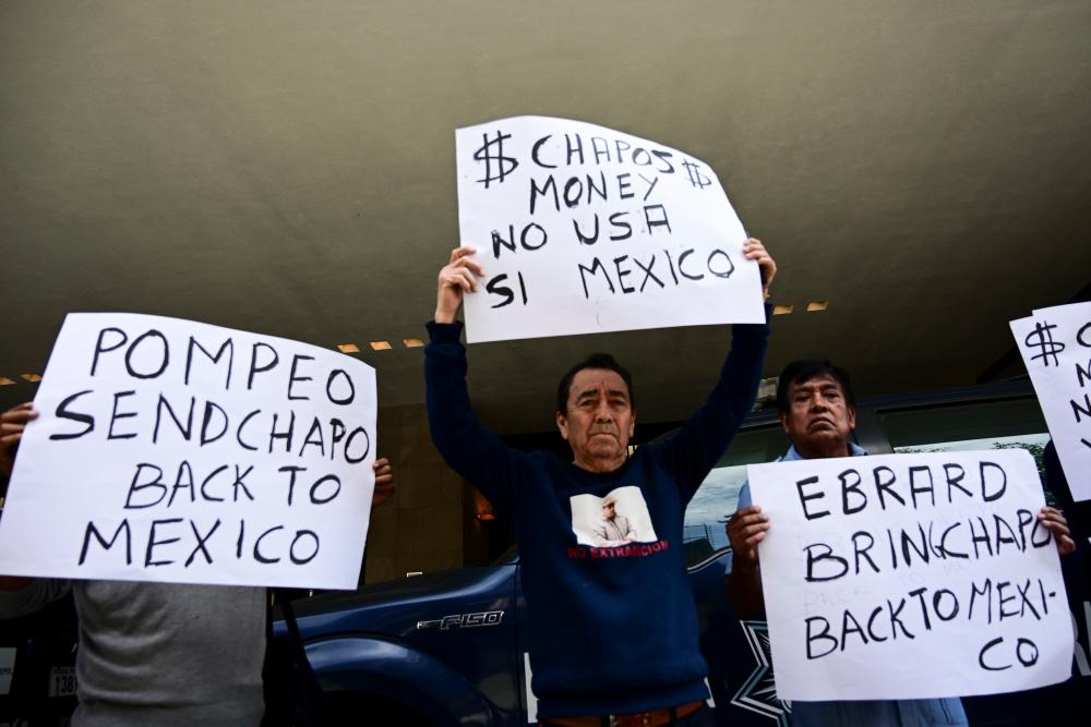 Mexican Jose Luis Gonzalez (C), former lawyer of imprisoned Mexican drug lord Joaquin “El Chapo” Guzman, leads a protest outside Mexico’s foreing ministry building in Mexico City on July 21, 2019 after the arrival of US Secretary of State Mike Pompeo’s motorcade. — AFP
