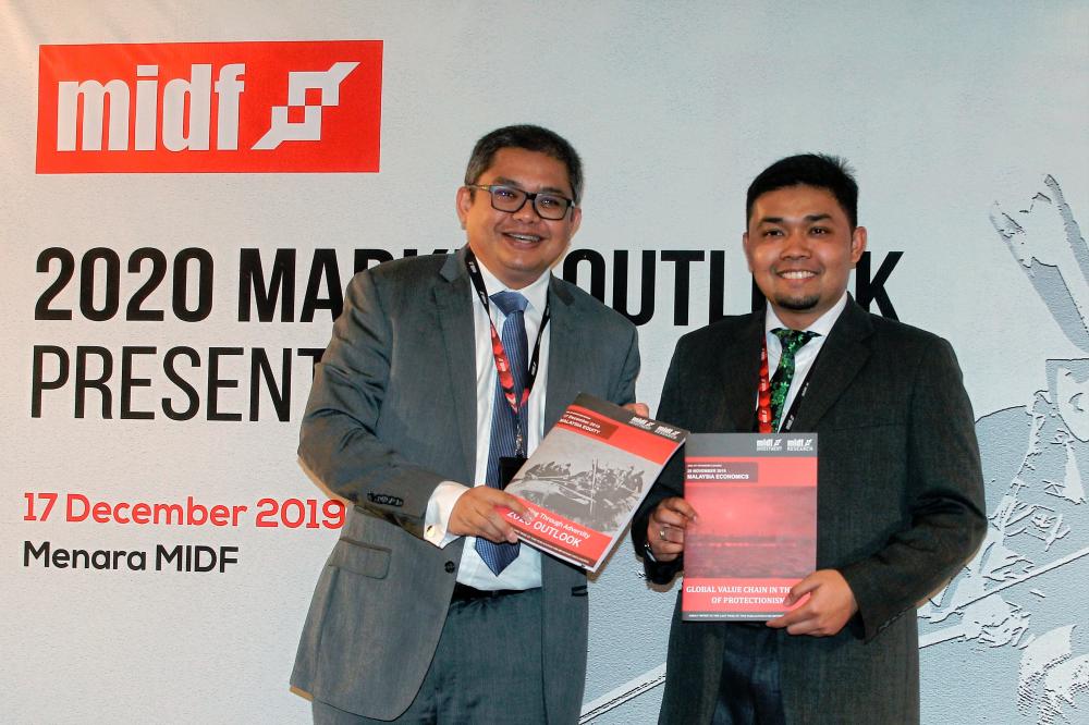 Mohd Redza (left) and Muhammad Zafri at MIDF’s market outlook briefing in Kuala Lumpur today. – BBXPRESS PIX