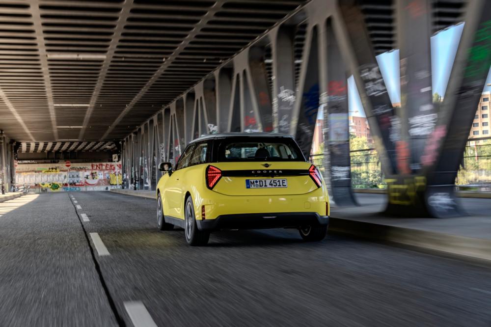 $!Mini Unveils The New Mini Cooper E In Classic Trim