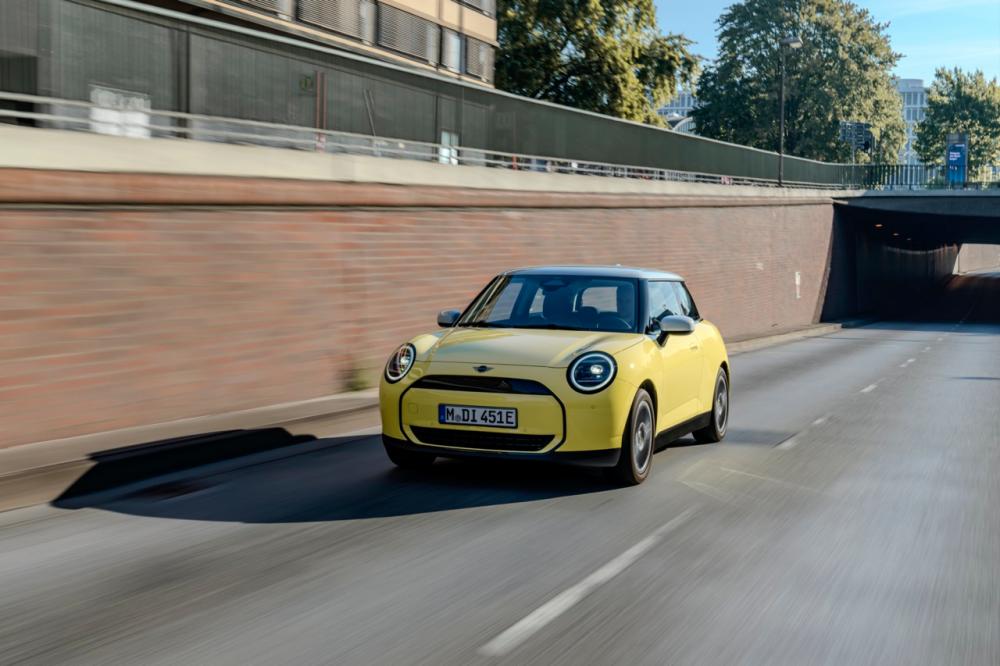 $!Mini Unveils The New Mini Cooper E In Classic Trim