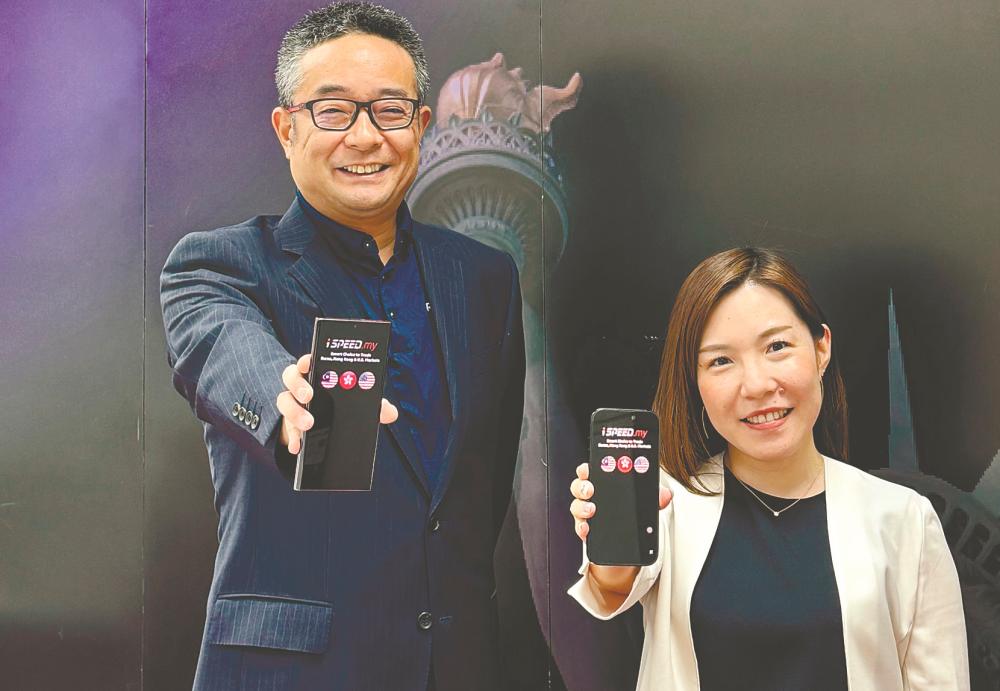 Mise (left) and Rakuten Securities Institute of Investor Education vice-department manager and Rakuten Trade board of director Shoko Shinoda showing the new service on their phones.