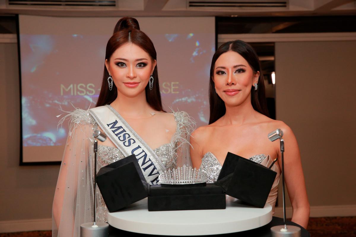 Lim (left) and Chong with the Eternal Blossom crown.