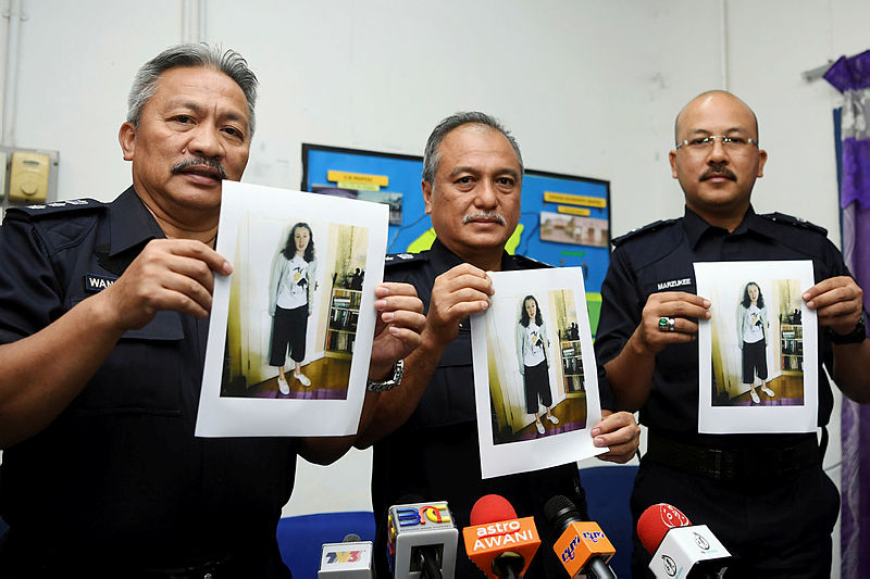 Negri Sembilan deputy police chief SAC Che Zakaria Othman (C) with state crime chief ACP Wan Rukman Wan Hassan (L) and Nilai district chief Supt Mohd Nor Marzukee Besar holding a picture of missing Irish teen Nora Anne Quoirin, on Aug 5, 2019. — Bernama