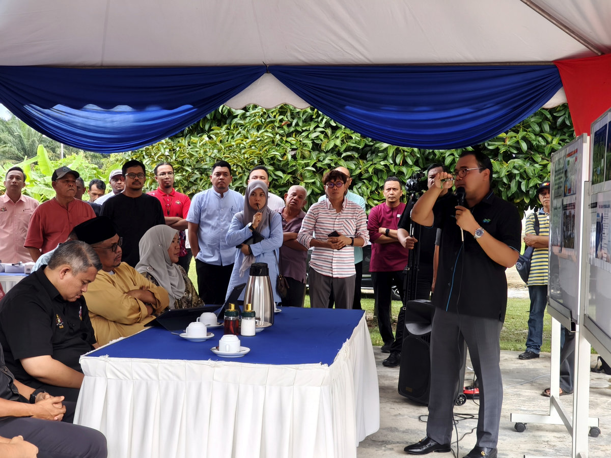 Melaka Chief Minister Datuk Seri Ab Rauf Yusoh (second from left) listens to a brief on flood issues by the State Director of Irrigation and Drainage, Mohd Adnan Ahmad Fauzi (right), at Kampung Lubok Kasau in conjunction with the “Wakil Rakyat Untuk Rakyat” (WRUR) programme for the Bemban State Constituency here today. - BERNAMA