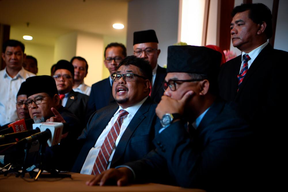 Malacca BN chairman Datuk Seri Ab Rauf Yusoh (seated, R) during a press conference on the latest developments in the formation of the state government today. - Bernama
