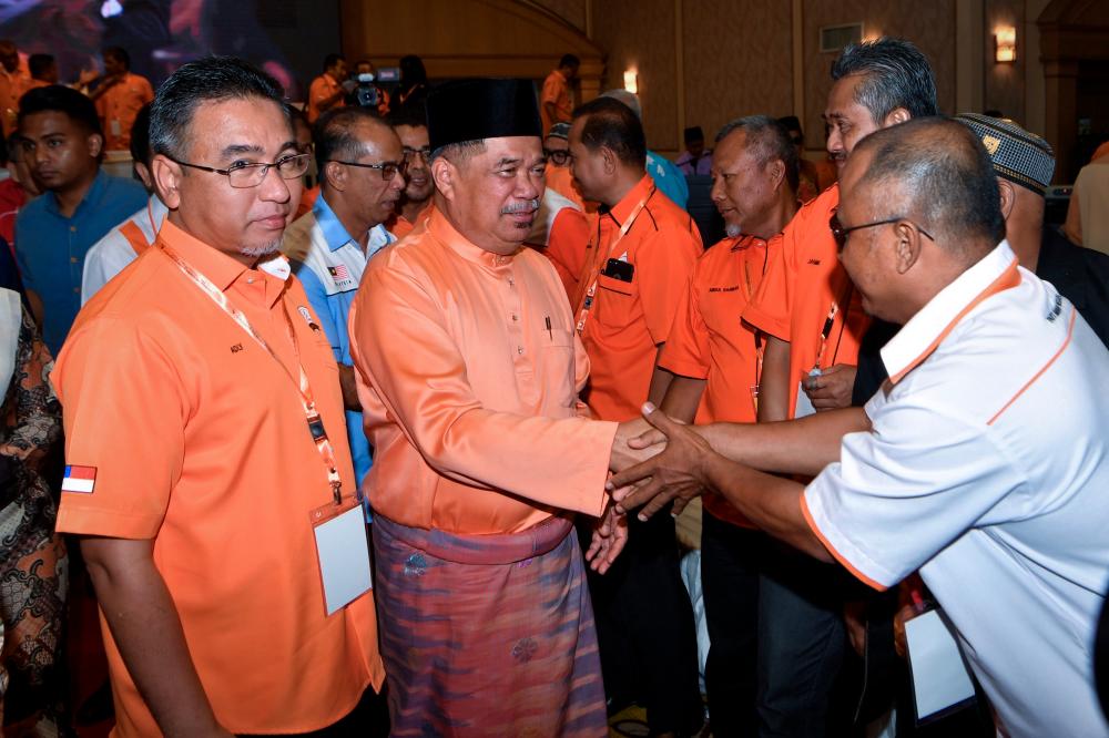 Parti Amanah Negara (Amanah) president Mohamad Sabu Mohamad Sabu (2nd from L) welcomes the delegates who attended the Malacca Amanah Convention today. - Bernama