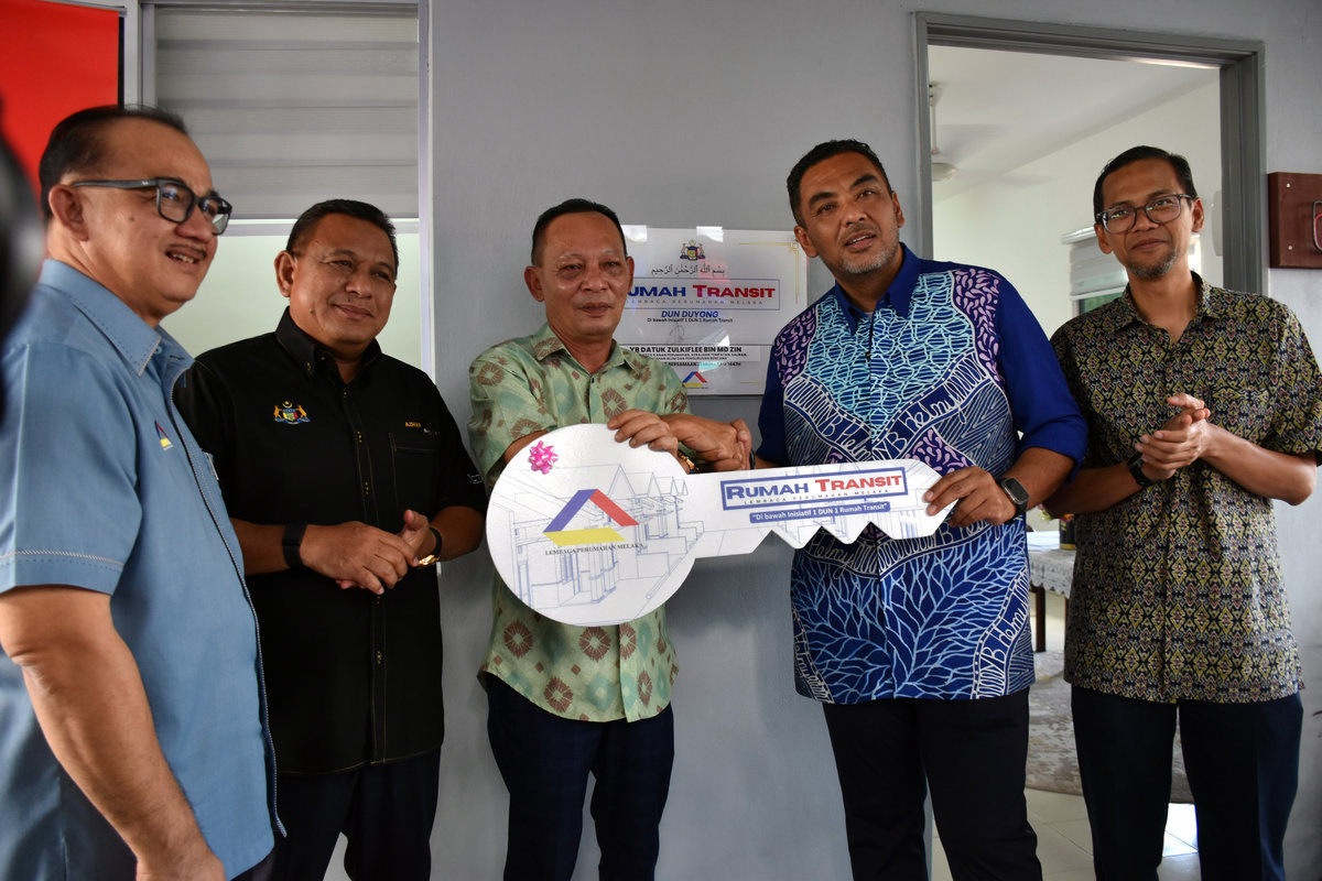 Deputy Senior State Executive Councillor for Housing, Local Government, Drainage, Climate Change and Disaster Management, Datuk Zulkiflee Mohd Zin (centre), hands over a symbolic key plaque for the Transit Home to Duyong State Assemblyman (ADUN) Datuk Mohd Noor Helmy Abdul Halem (second from right) during the handover ceremony held in conjunction with the “Wakil Rakyat Untuk Rakyat” (WRUR) Programme here today. – BERNAMA