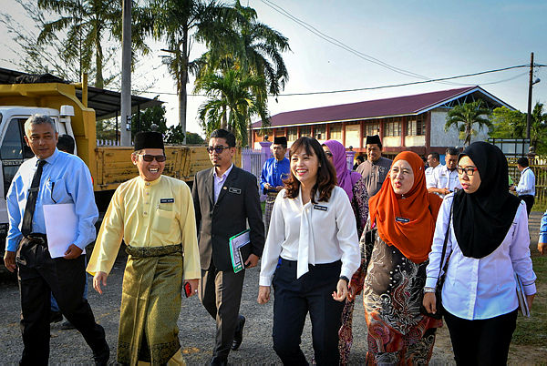 Deputy Education Minister Teo Nie Ching (3rd from R) during a visit to the site of the computer laboratory project at Sekolah Menengah Kebangsaan Iskandar Shah, in Jasin, Malacca today. — Bernama