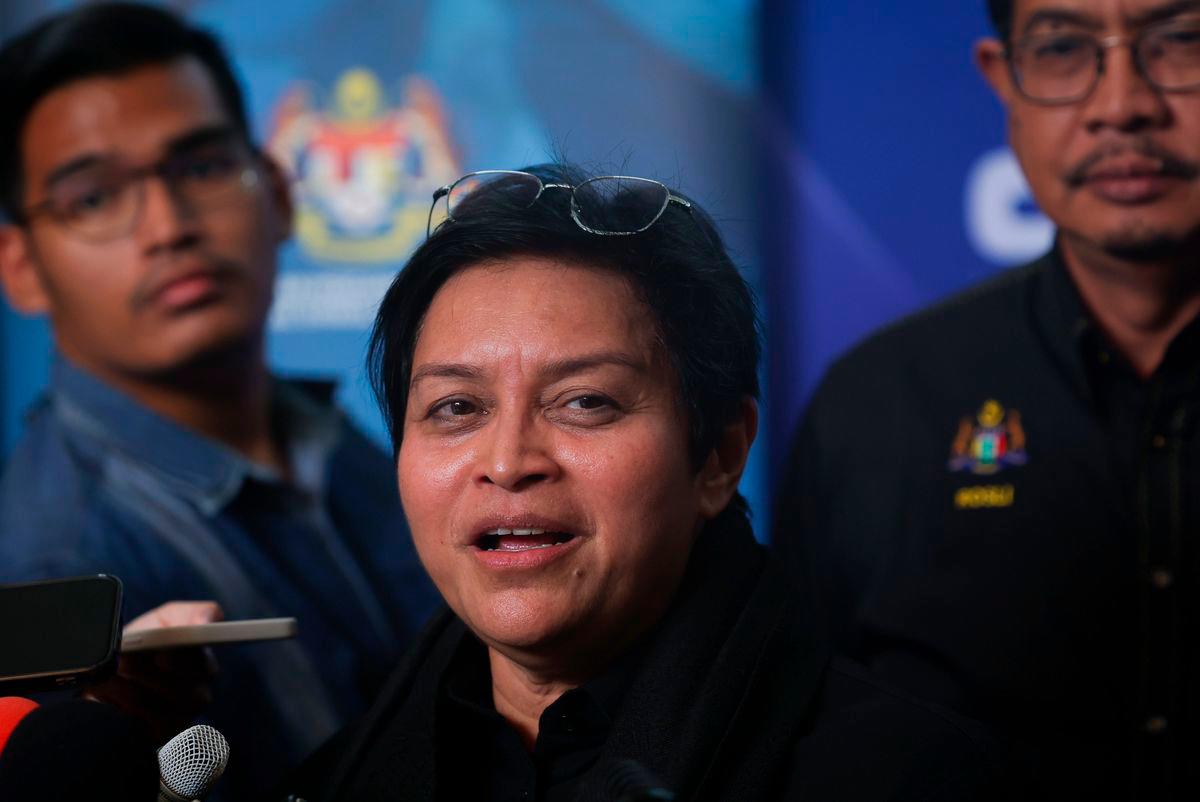 Menteri di Jabatan Perdana Menteri (Undang-Undang dan Reformasi Institusi), Datuk Seri Azalina Othman Said (tengah), semasa sidang media pada Sesi Town Hall Antibuli: Generasi Tanpa Buli Peringkat Negeri Melaka dan Negeri Sembilan di Auditorium Masjid Al-Azim, Bukit Palah hari ini - fotoBERNAMA