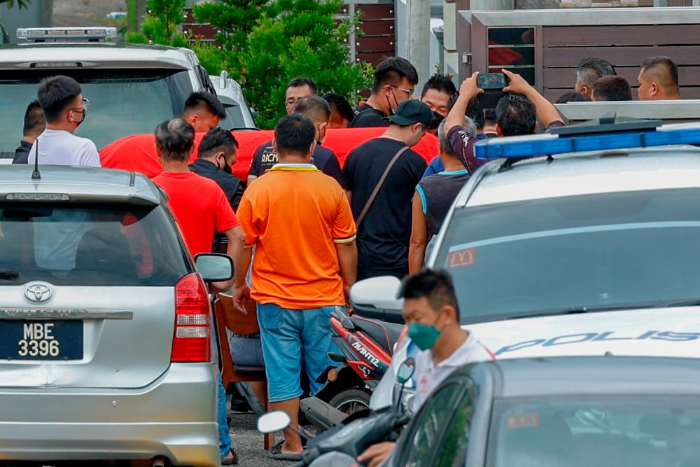 ALOR GAJAH, 22 Dis -- Mayat mangsa tanah runtuh Fathers’ Organic Farm di Gohtong Jaya iaitu pasangan suami isteri Lai Chee Sam, 33, Lai See Tin, Jonas Lai Ze Kai, 2, serta abu anak perempuan mereka Giselle Lai Yu Xi, 6, tiba di pekarangan kediaman keluarga di Taman Machap Indah dekat Machap Baru pada 3.45 petang, hari ini. fotoBERNAMA