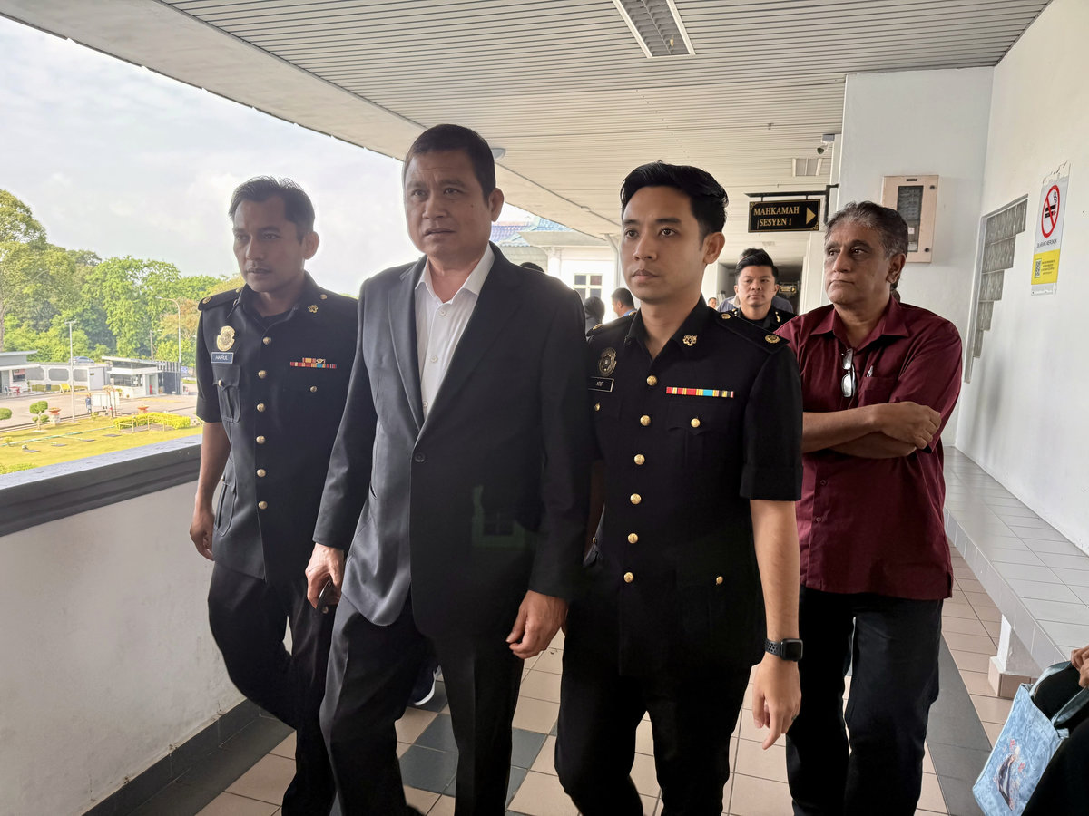 Bekas Timbalan Yang Dipertua Dewan Negara Datuk Seri Mohamad Ali Mohamad (dua, kiri) hari ini mengaku tidak bersalah di Mahkamah Sesyen Ayer Keroh atas pertuduhan menerima suapan berupa sebuah kereta mewah pada 2015. - BERNAMA