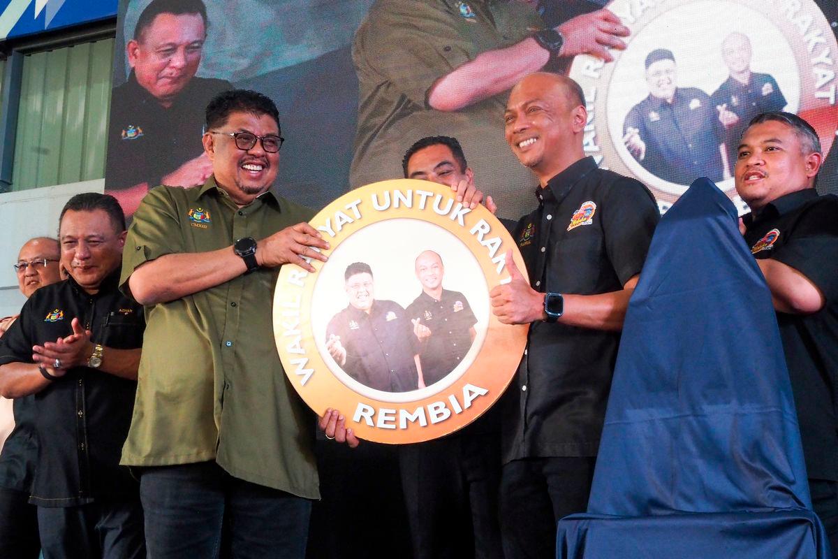 Ketua Menteri Melaka Datuk Seri Ab Rauf Yusoh (tiga, kiri) menyampaikan plak kepada penyelaras Dewan Undangan Negeri (DUN) Rembia Datuk Fairul Nizam Roslan (dua, kanan) sebagai gimik tuan rumah Program Wakil Rakyat Untuk Rakyat (WRUR) seterusnya pada majlis penutupan WRUR DUN Duyong di Semabok Dalam di sini hari ini. -fotoBERNAMA