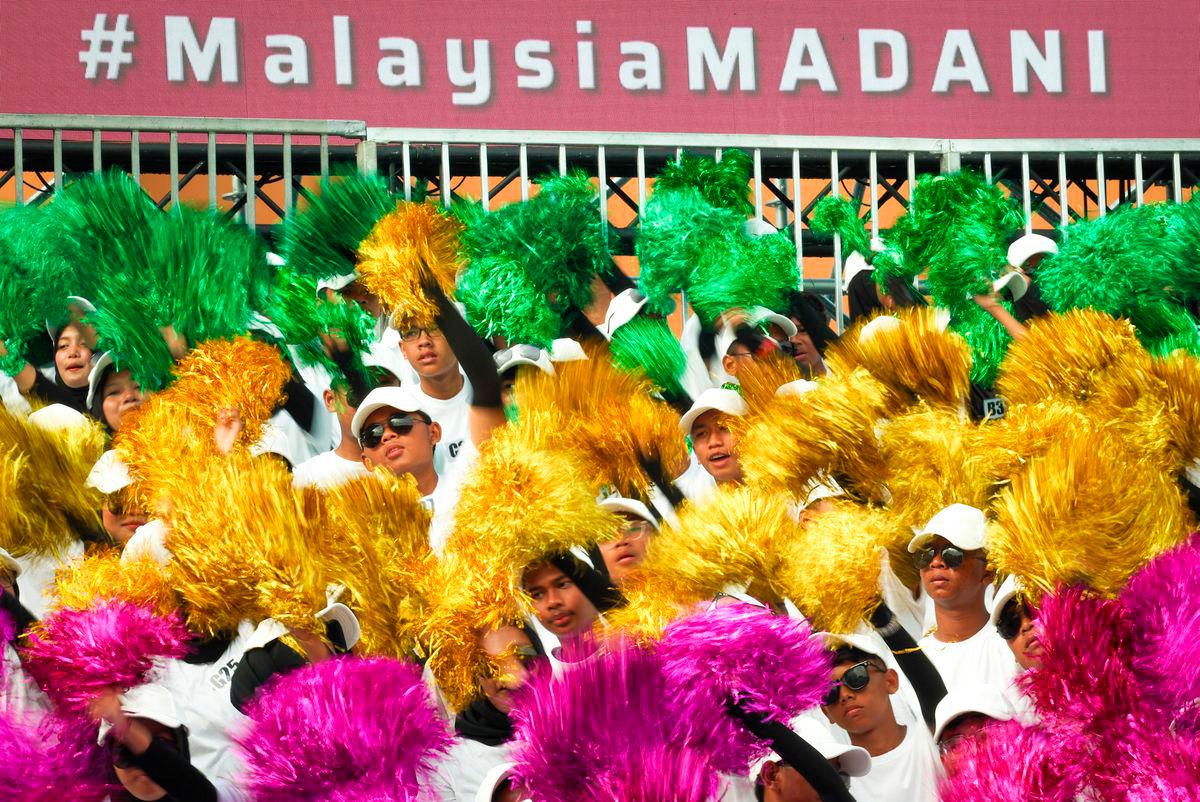 Persembahan teres grafik manusia melibatkan seramai lebih 800 pelajar melakukan persembahan pada sambutan Hari Kebangsaan 2025 di Persiaran Jalan Merdeka, Banda Hilir hari ini - fotoBERNAMA