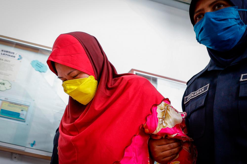 MELAKA, 1 Feb -- Seorang ibu tunggal menangis dan melakukan sujud syukur apabila terlepas hukuman gantung selepas Mahkamah Tinggi Melaka membebaskannya atas dua pertuduhan mengedar pelbagai jenis dadah seberat 1.6 KG. fotoBERNAMA