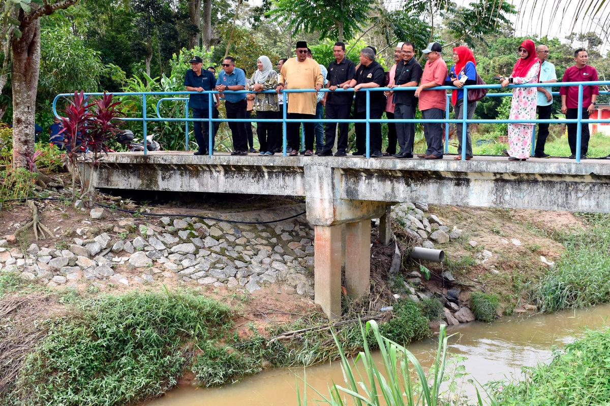 Ketua Menteri Melaka Datuk Seri Ab Rauf Yusoh (empat, kiri) meninjau Sungai Bemban di Kampung Lubok Kasau sempena Program Wakil Rakyat Untuk Rakyat (WRUR) Dewan Undangan Negeri Bemban di sini hari ini. - fotoBERNAMA