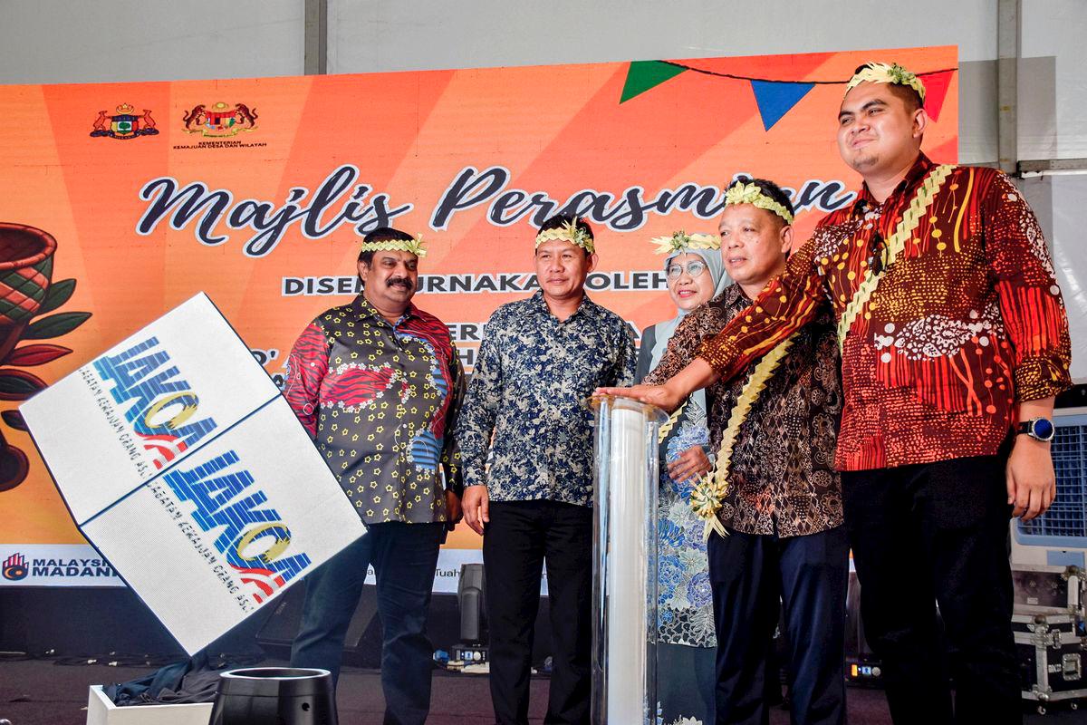 Exco Kemajuan Desa, Pertanian dan Keterjaminan Makanan negeri Datuk Dr Muhamad Akmal Saleh (kanan) dan Timbalan Ketua Setiausaha (Dasar) Kementerian Kemajuan Desa dan Wilayah (KKDW) Datuk Abdul Kahar Abdullah (dua, kanan) menyempurnakan gimik perasmian Karnival Usahawan Orang Asli (KUOA) 2025 di Dataran Pahlawan di sini hari ini. - fotoBERNAMA
