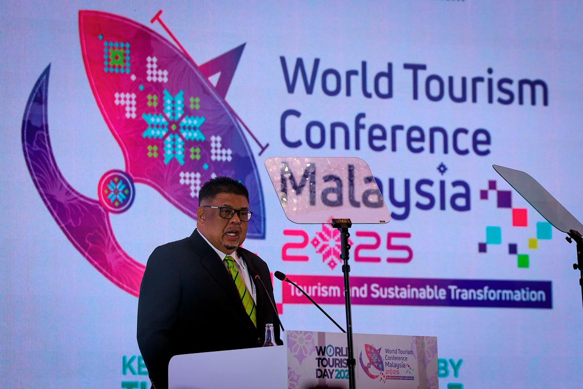 Ketua Menteri Melaka Datuk Seri Ab Rauf Yusoh menyampaikan ucapan pada majlis perasmian Persidangan Pelancongan Sedunia (WTC) 2025 di Banda Hilir, hari ini. - Bernama