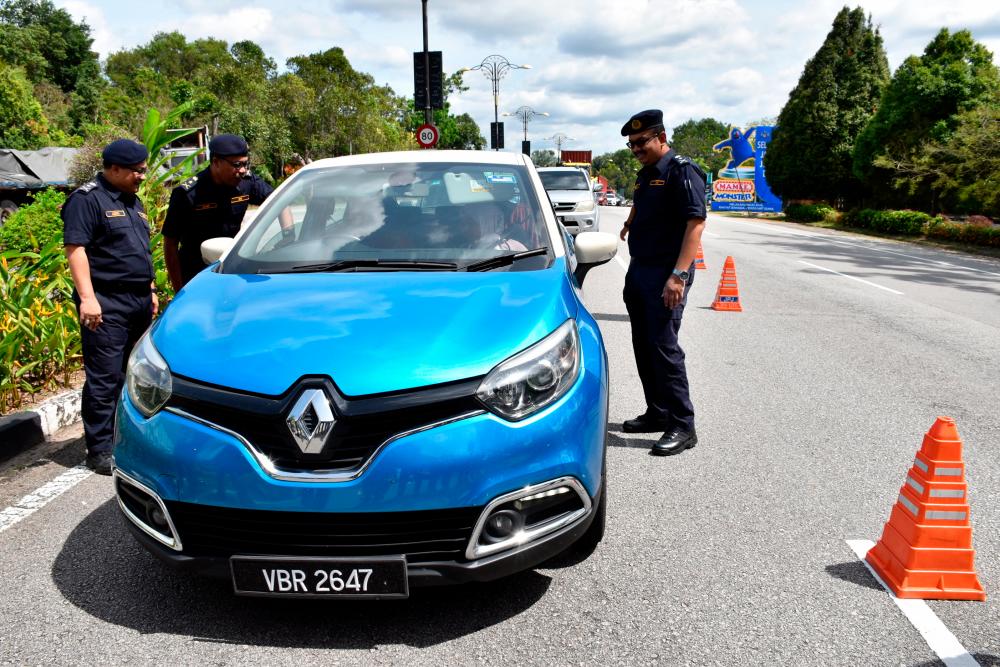 MELAKA, 29 Sept -- Pengarah Jabatan Pengangkutan Jalan (JPJ) Melaka, Muhammad Firdaus Shariff (kanan) memeriksa kenderaan dalam Op Rentas Sempadan yang dilaksanakan bersama JPJ Negeri Sembilan dan Johor hari ini. fotoBERNAMA