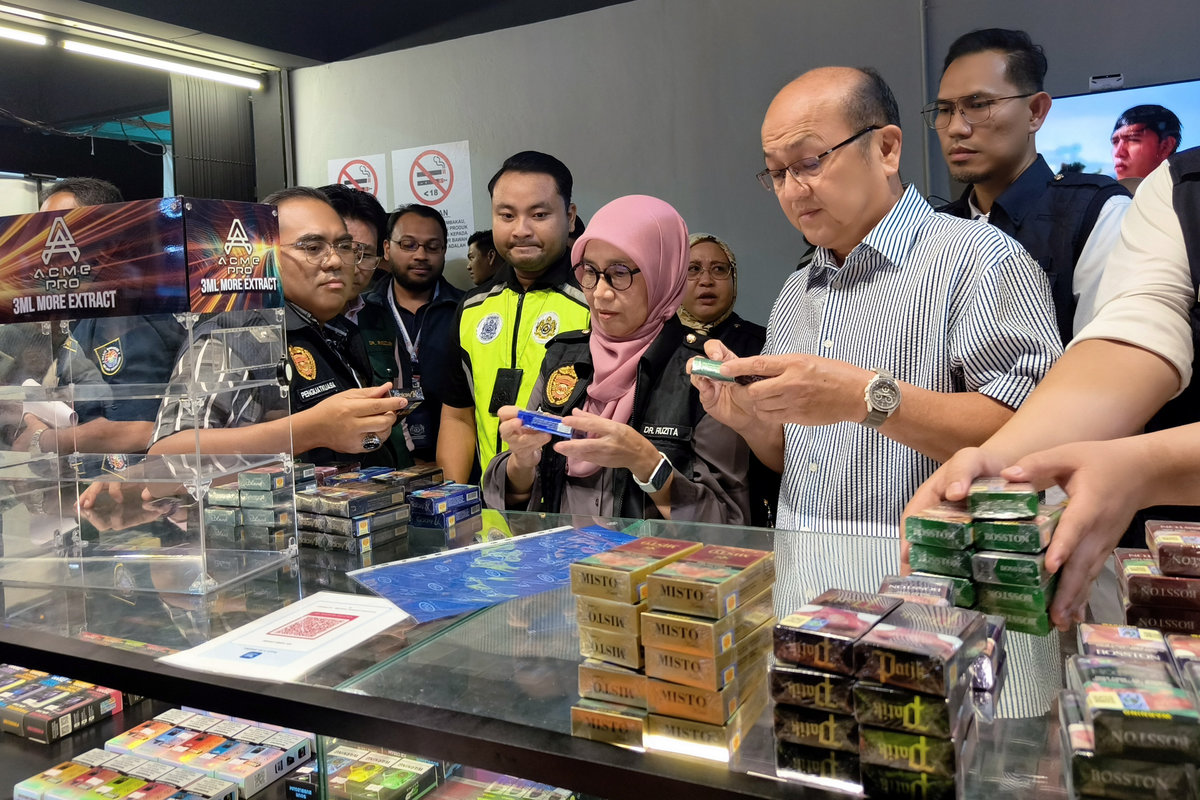 Melaka State Executive Councillor for Health, Human Resources, and Unity, Datuk Ngwe Hee Sem (right), and State Director of Health, Dr Ruzita Mustaffa (second from right), inspect cigarettes believed to be counterfeit or smuggled, sold at prices below RM12, during the “Operasi Selamat Paru-Paru” late last night. – BERNAMA