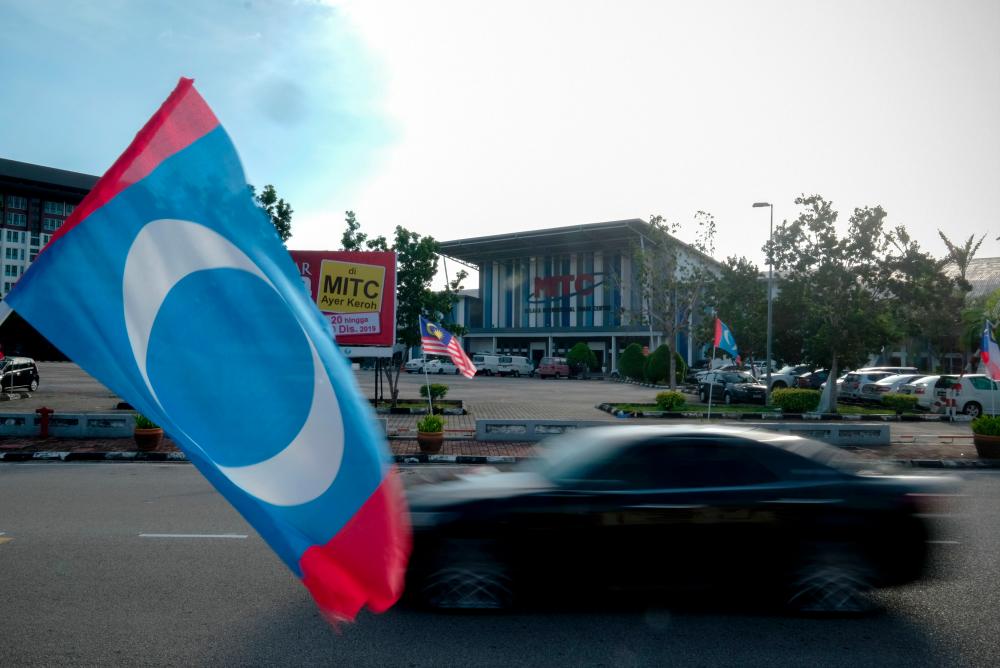 PKR flags can be seen at Malacca International Trade Centre (MITC) Ayer Keroh for Parti Keadilan Rakyat’s (PKR) Wanita and Youth (AMK) Annual Congresses today. — Bernama