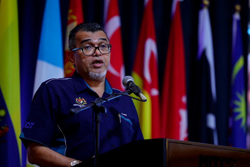 Timbalan Menteri Pengangkutan, Datuk Hasbi Habibollah menyampaikan ucapan pada majlis perasmian Seminar Tadbir Urus Institut Memandu Malaysia di Pusat Dagangan Antarabangsa Melaka (MITC) hari ini. - fotoBERNAMA